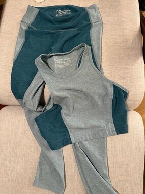 Outdoor Voices Teal and Light Blue-Gray Colorblock Sports Bra & Leggings Set